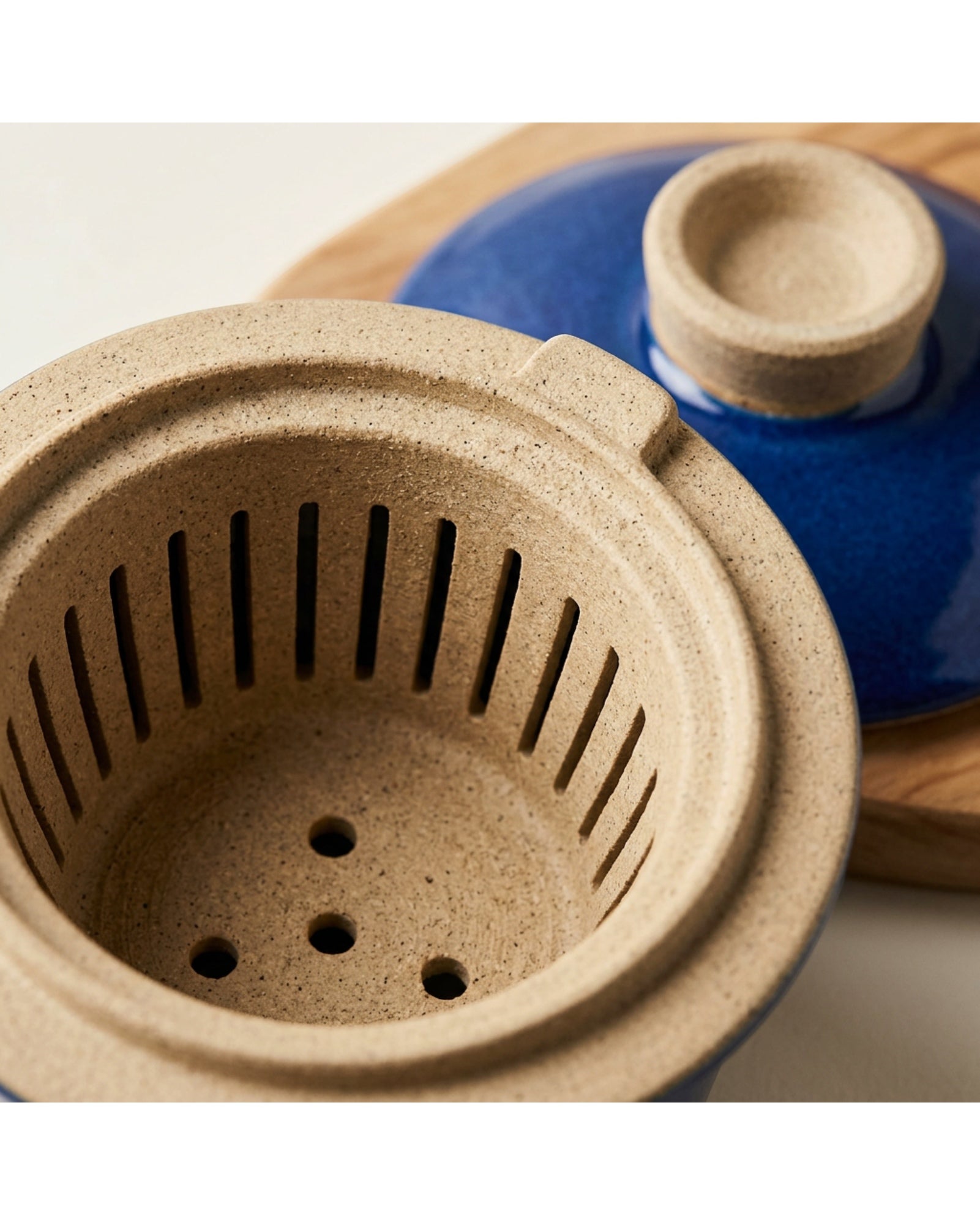 Xbvrt Low Barrel Ceramic Tea Cup with Slotted Infuser and Lid 12 oz Cobalt Sand - Detail view